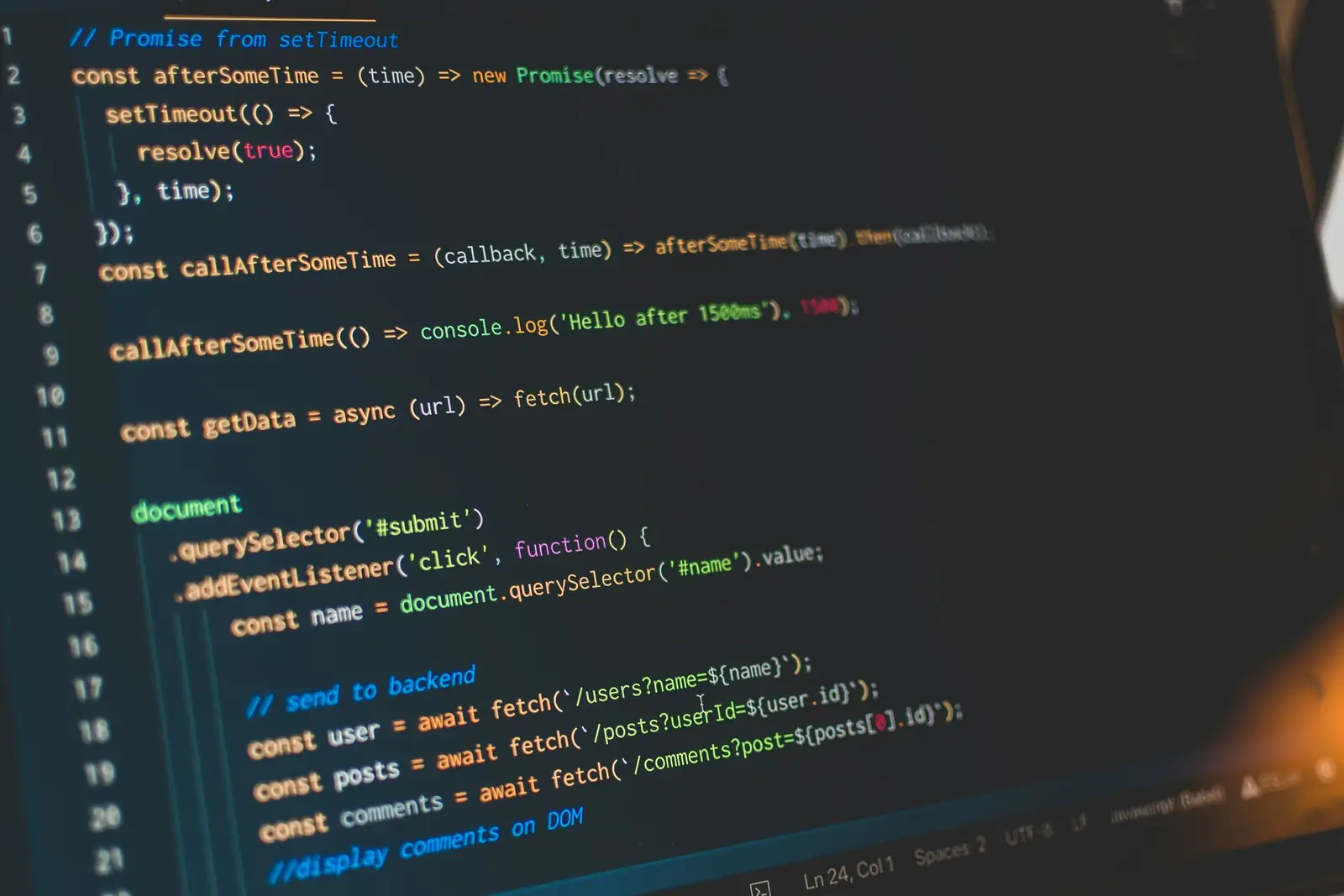 Du code JavaScript affiché sur un écran sombre, coloration syntaxique bleue et orange, vu de trois quarts.
