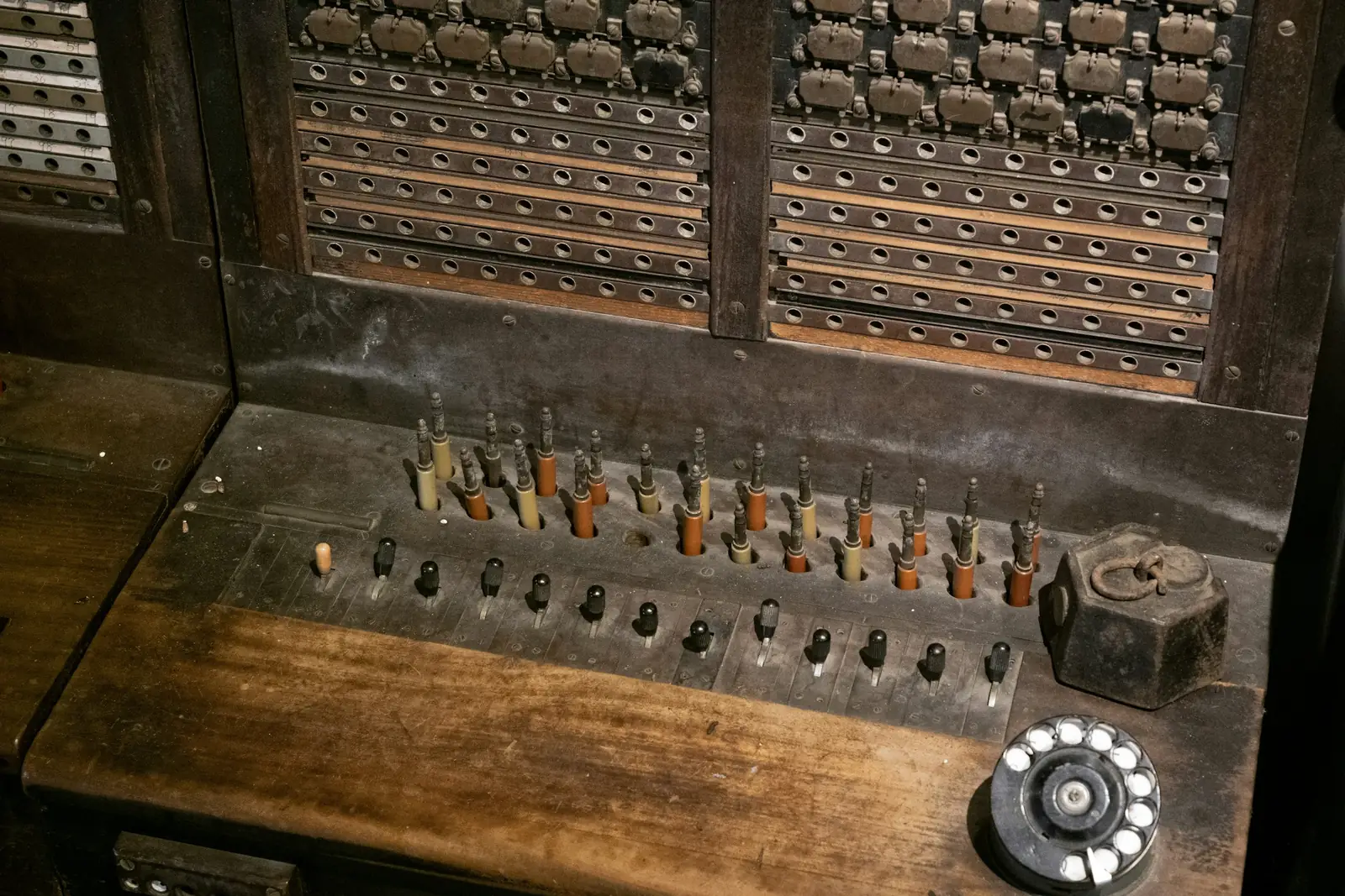 Un standard téléphonique manuel : la façade de fiches, les cordons et les interrupteurs d’une table d’opératrice.