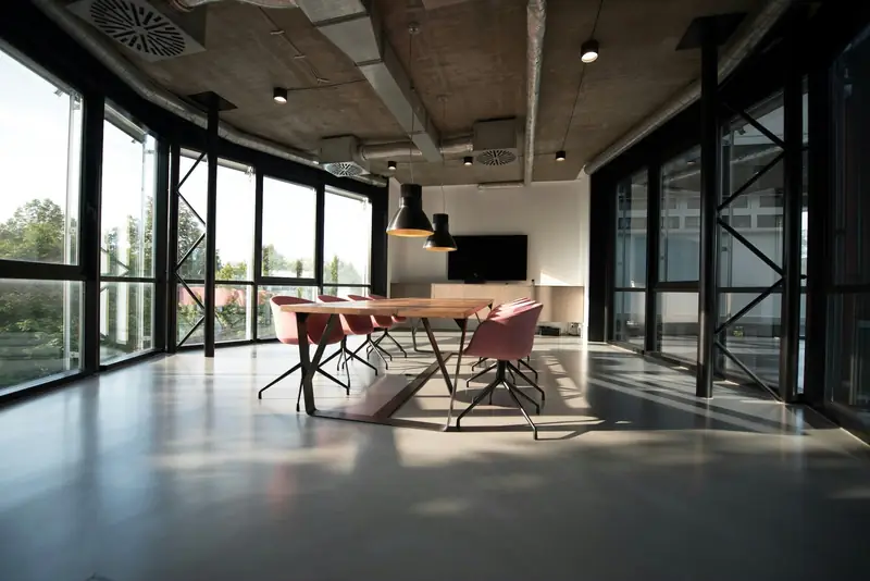 Un plateau de bureaux aux grandes baies vitrées.