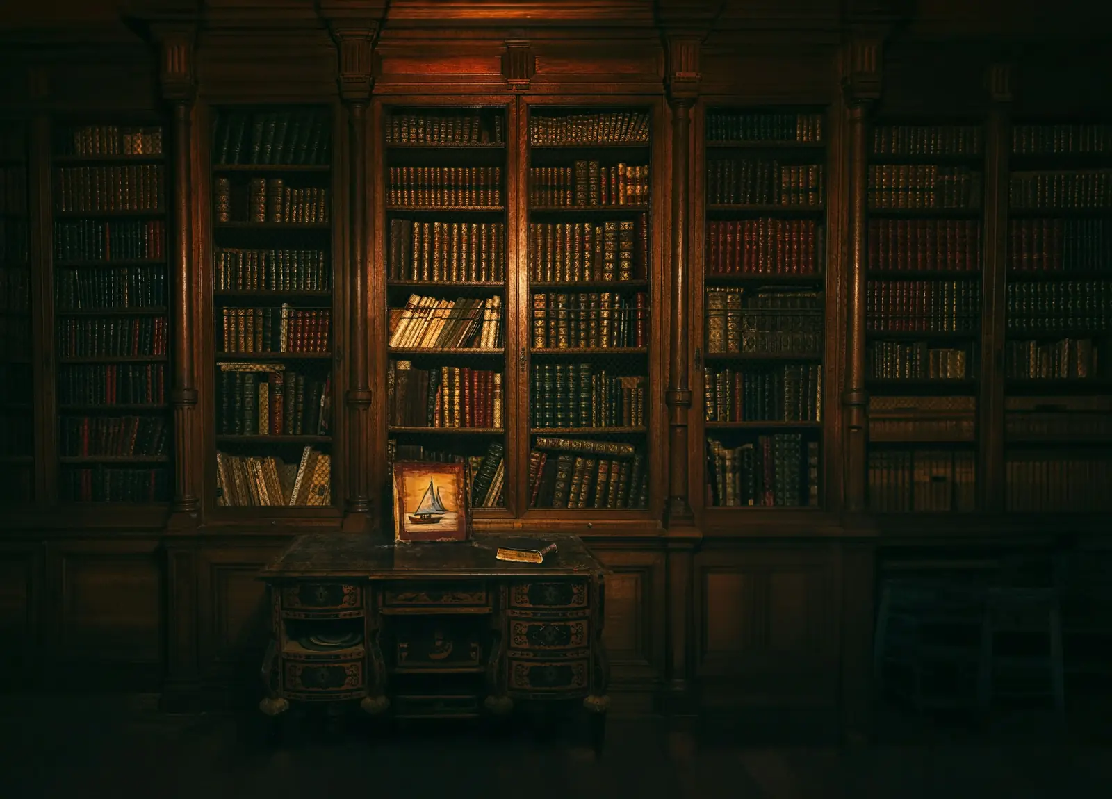 Une bibliothèque ancienne dans la pénombre : boiseries sombres, rayonnages pleins et un secrétaire au centre.